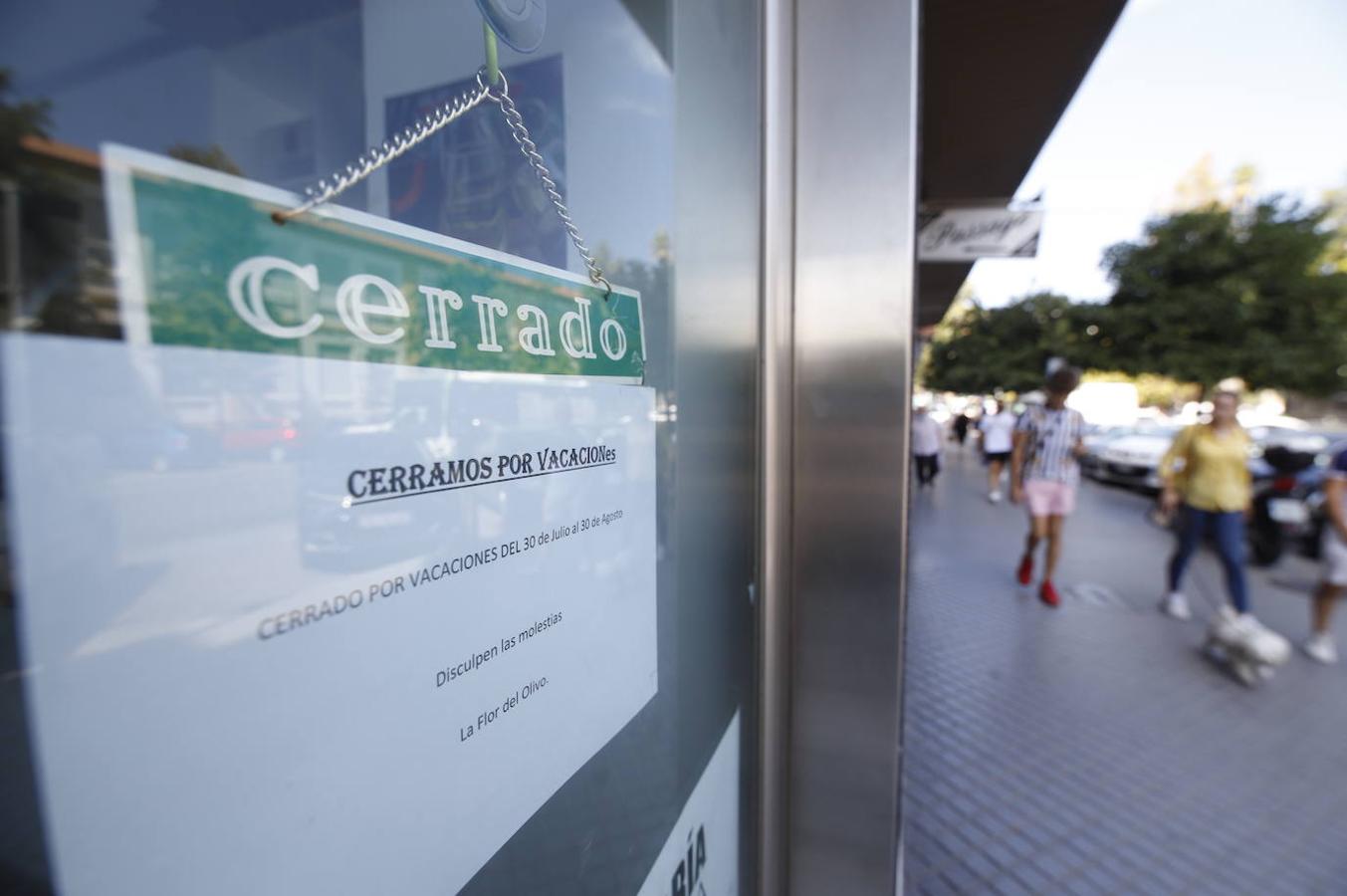 Negocios cerrados por vacaciones en Córdoba, en imágenes