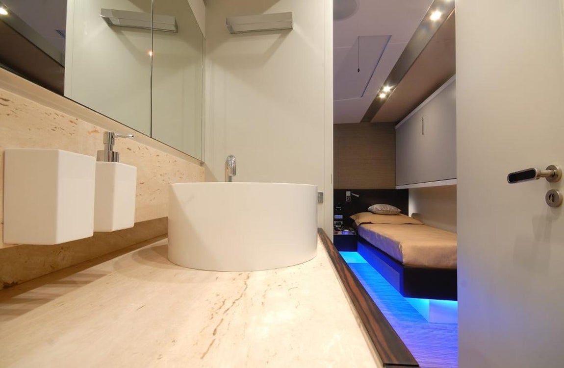 'Funky Town', el yate de Neymar en Ibiza. Los baños no tienen nada que envidiar a los de los mejores hoteles, con una decoración vanguardista y ligera.