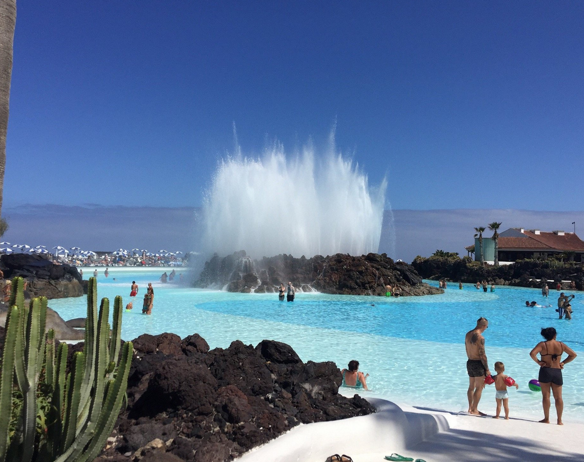 Costa Martiánez, Tenerife. El segundo parque acuático español en colarse en la lista es el de Costa Martiánez situado, también, en Tenerife, en el Puerto de la Cruz. Este complejo, que ocupa más de 65.000 metros cuadrados, dispone de diferentes ambientes en los que saborear la cultura y gastronomía de la zona y una amplia oferta de ocio con un lago artificial, cuatro piscinas para adultos y tres infantiles.