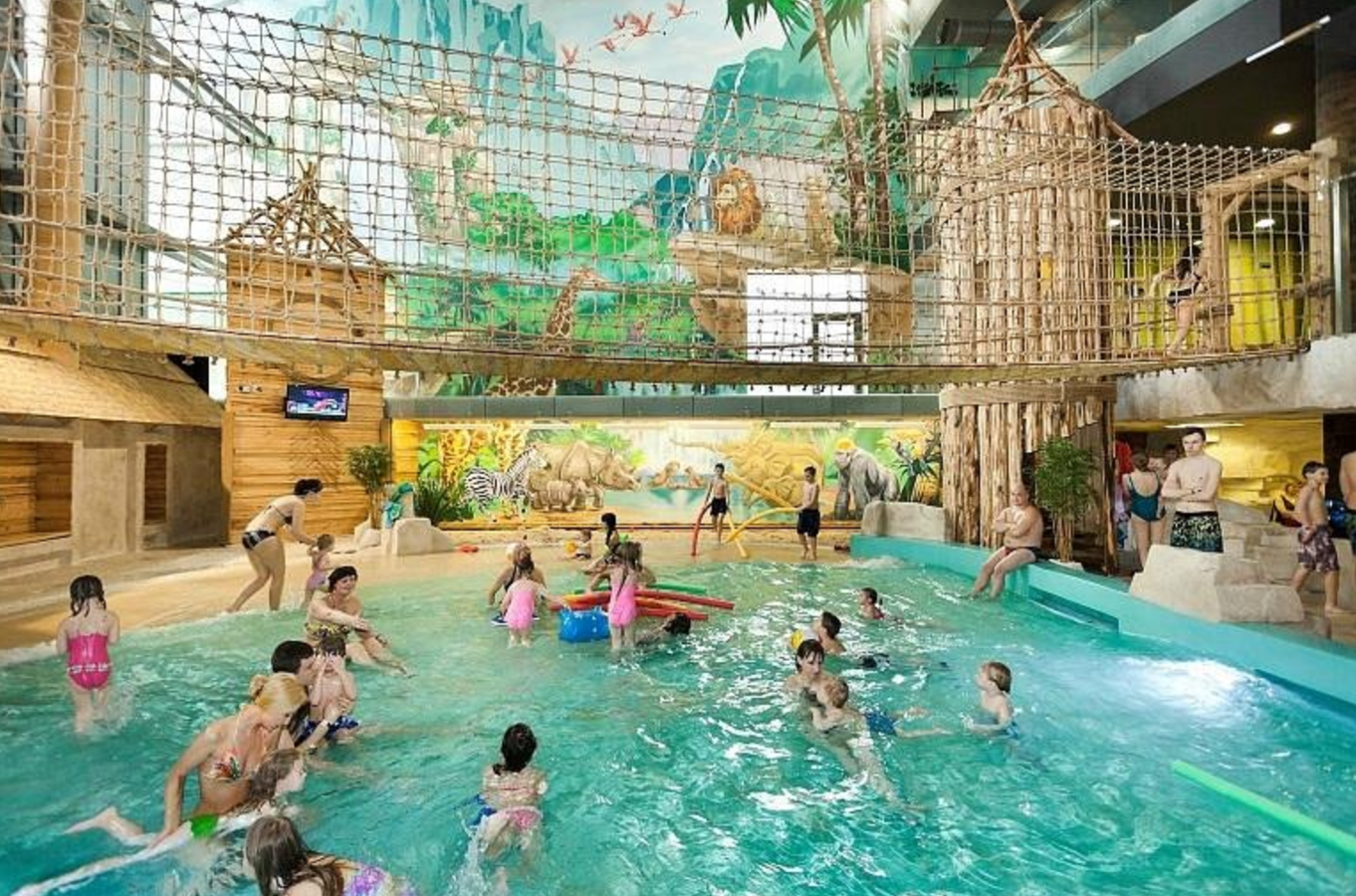 Druskininkai Aquapark, Lituania. Hasta Lituania hay que ir para conocer el Druskininkai Aquapark. Situado cerca de la orilla del río Nemunas, este parque de más de 30.000 metros cuadrados permite vivir en un eterno verano durante todo el año. Aquí podrás desde nadar en la piscina de olas del mar, pasando por superar miedos en sus espectaculares toboganes, hasta relajarte en las bañeras de hidromasajes.