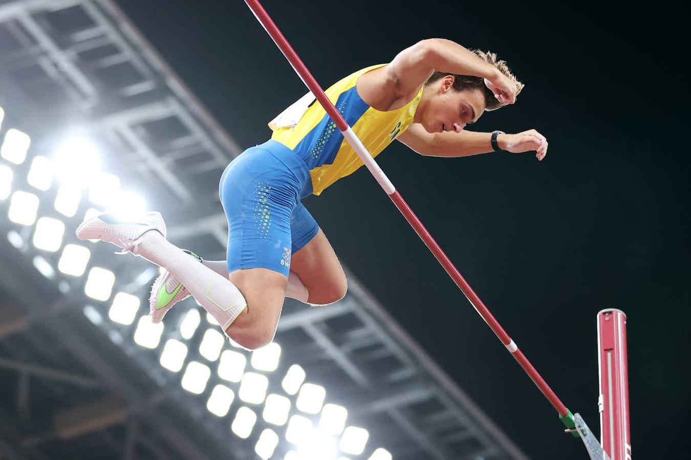 Un oro agridulce. Duplantis cumplió con las previsiones, se llevó el oro con holgura y, aun así, se marchó con una mueca de decepción en su rostro. Se esperaba su participación en los Juegos como uno de los grandes momentos del atletismo, y Duplantis no defraudó en absoluto. Ganó la final de pértiga con solo cinco saltos, todos ellos válidos, y tras asegurarse el oro con 6,02 se marcó un intento de récord del mundo sobre 6,19 que lo tuvo en sus manos, también en el primer intento. Solo un toque de pecho cuando ya estaba cayendo privó al Olímpico de Tokio celebrar dos plusmarcas mundiales el mismo día.