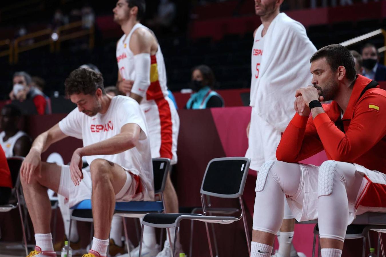 Fin de una era. Con honor, ante Estados Unidos, cayó la selección española de baloncesto, cerrando así una etapa gloriosa. Los hermanos Gasol se despiden de la selección tras una brillantísima trayectoria que se ha prolongado durante dos décadas. «Nos bajamos de esta atracción tan bonita», dijo Pau.