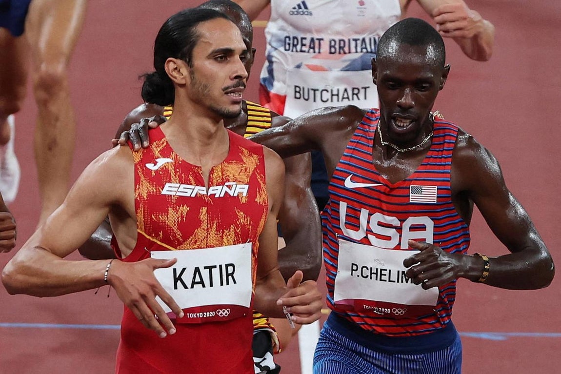 Esperanza en Katir. Con total autoridad. Mohamed Katir ha llegado a Tokio en un momento tan dulce de forma que es capaz de ganar la segunda semifinal de 5.000 metros con 13.30 sin despeinarse, mirando a los lados y ejerciendo de gran dominador. Habrá que ver de lo que es capaz en la final, porque el viernes eso será otra cosa, pero hasta ahora el fondista de Mula transmite las mejores sensaciones.