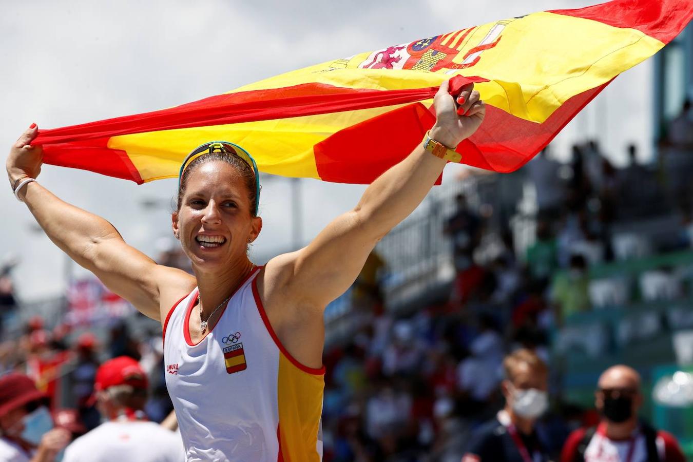 La ansiada medalla. Teresa Portela, en sus sextos Juegos Olímpicos, se hizo con la plata en K1 200. La gallega, que se metió en la final por una milésima de segundo, consigue el primer metal de su carrera. Hace unos meses, en una entrevista para ABC, contó cómo afrontaba esta cita: «En estos años he evolucionado como piragüista, como deportista y como todo. He sumado experiencias, pero no cambia la ilusión con la que afronto unos Juegos. Ir a Tokio es increíble». La plata es el premio a una carrera extraordinaria.