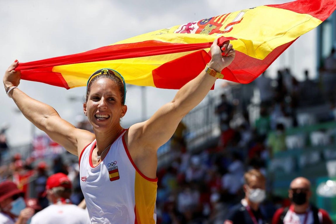 La ansiada medalla. Teresa Portela, en sus sextos Juegos Olímpicos, se hizo con la plata en K1 200. La gallega, que se metió en la final por una milésima de segundo, consigue el primer metal de su carrera. Hace unos meses, en una entrevista para ABC, contó cómo afrontaba esta cita: «En estos años he evolucionado como piragüista, como deportista y como todo. He sumado experiencias, pero no cambia la ilusión con la que afronto unos Juegos. Ir a Tokio es increíble». La plata es el premio a una carrera extraordinaria.
