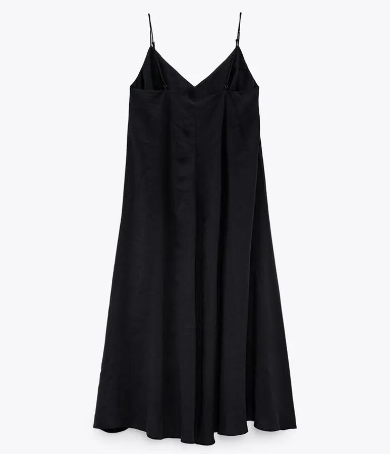Zara - Vestidos negros para llevar 24/7. Vestido fluido oversize, de Zara. Ideal para esos días en los que una no sabe qué ponerse y se busca un resultado elegante sin complicaciones. Precio: 29,95€