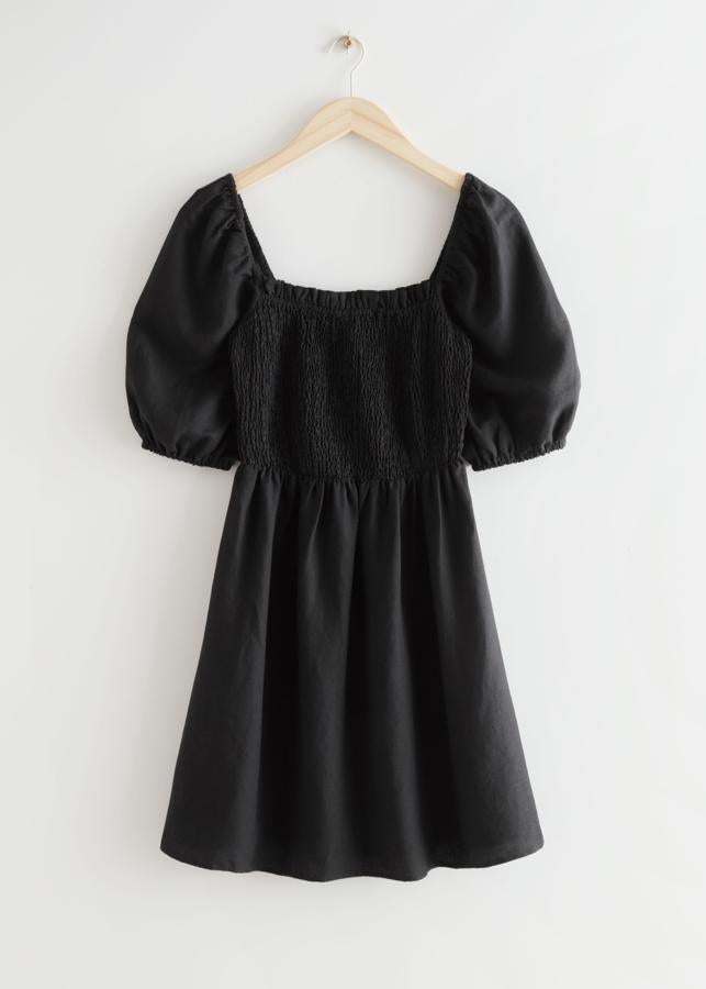 &amp; Other Stories - Vestidos negros para llevar 24/7. Minivestido de lino con mangas abullonadas, de &amp;Other Stories. Tanto las mangas abullonadas como el panal de abeja harán las delicias de las más románticas. Precio: 69€