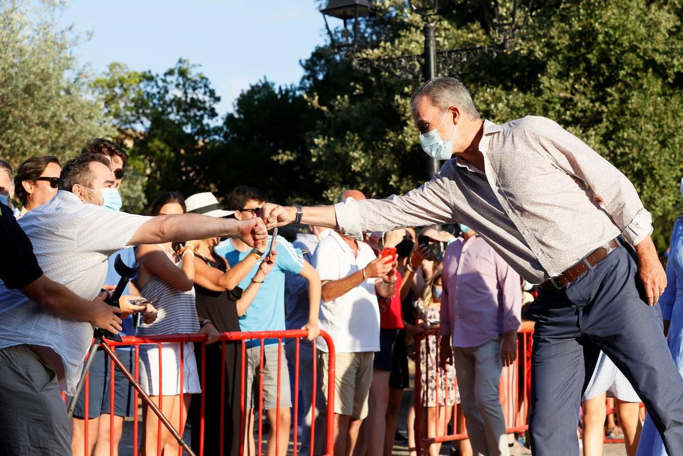 Los reyes Felipe VI (d) saluda durante su visita al Centro de Interpretación del Paraje Natural de la Sierra de Tramontana y el Santuario de Lluc. 