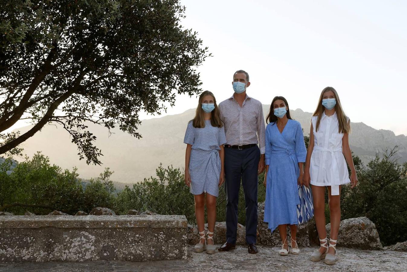 Los reyes Felipe VI (2i) y Letizia (2d) junto a sus hijas, la infanta Sofía (d) y la princesa Leonor (i), visitan el Centro de Interpretación del Paraje Natural de la Sierra de Tramontana y el Santuario de Lluc. 