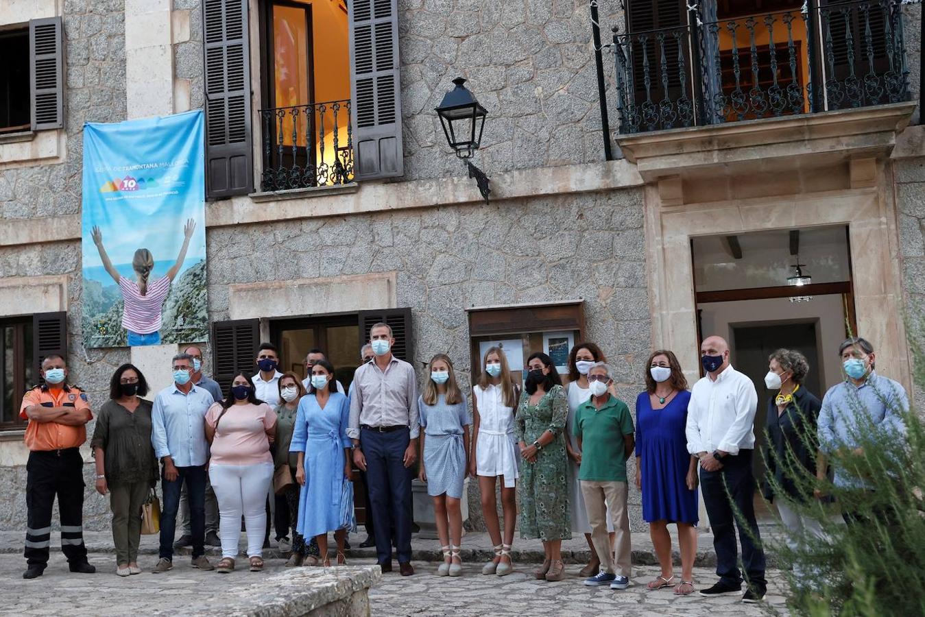 Los reyes Felipe VI (c) y Letizia (c-i) junto a sus hijas, la infanta Sofía (8d) y la princesa Leonor (9d), y la presidenta de las Islas Baleares, Francina Armengol (4d), entre otros, durante su visita al Centro de Interpretación del Paraje Natural de la Sierra de Tramontana. 