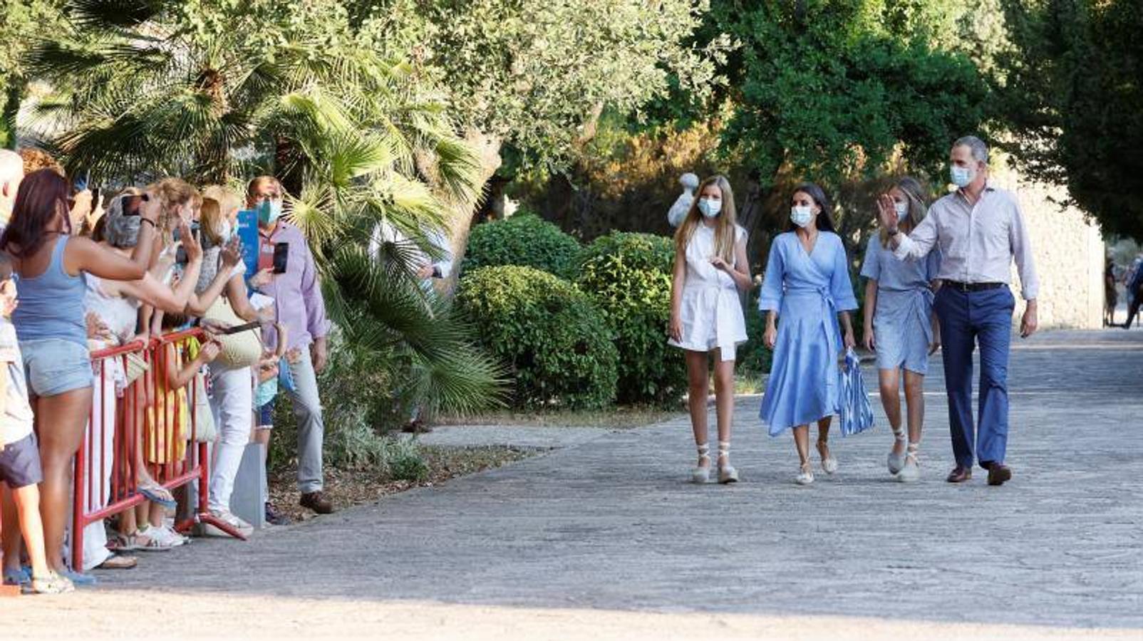 Los reyes Felipe VI (d) y Letizia (3d) junto a sus hijas, la infanta Sofía (4d) y la princesa Leonor (2d), visitan el Centro de Interpretación del Paraje Natural de la Sierra de Tramontana y el Santuario de Lluc. 