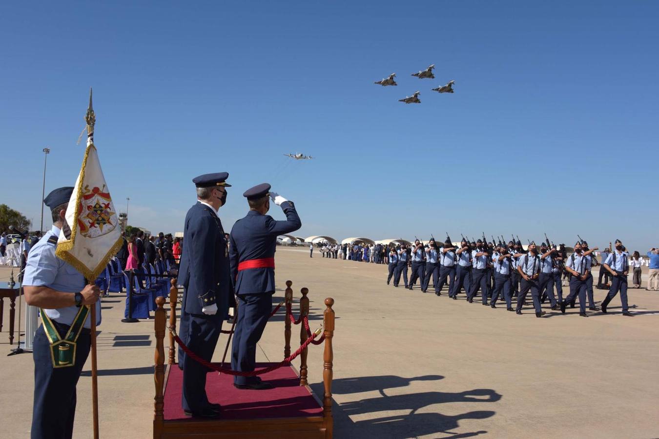 En imágenes, la toma de posesión del nuevo jefe de la base aérea de Morón