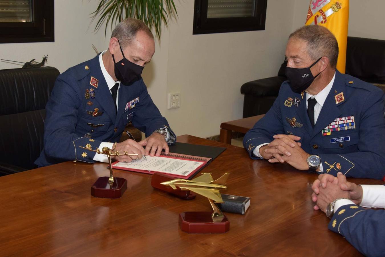 En imágenes, la toma de posesión del nuevo jefe de la base aérea de Morón