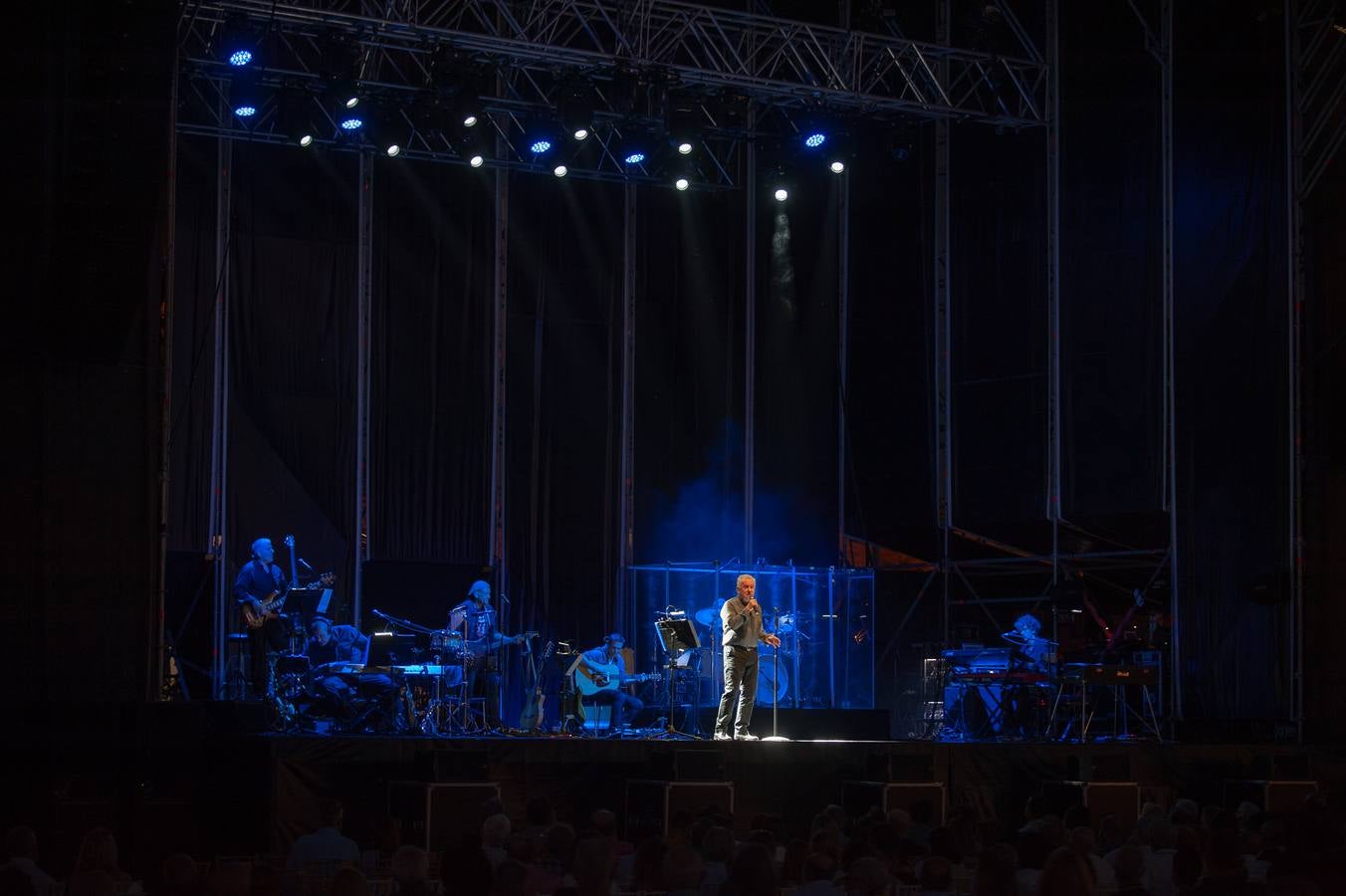 Víctor Manuel convierte al Tío Pepe Festival en una máquina del tiempo