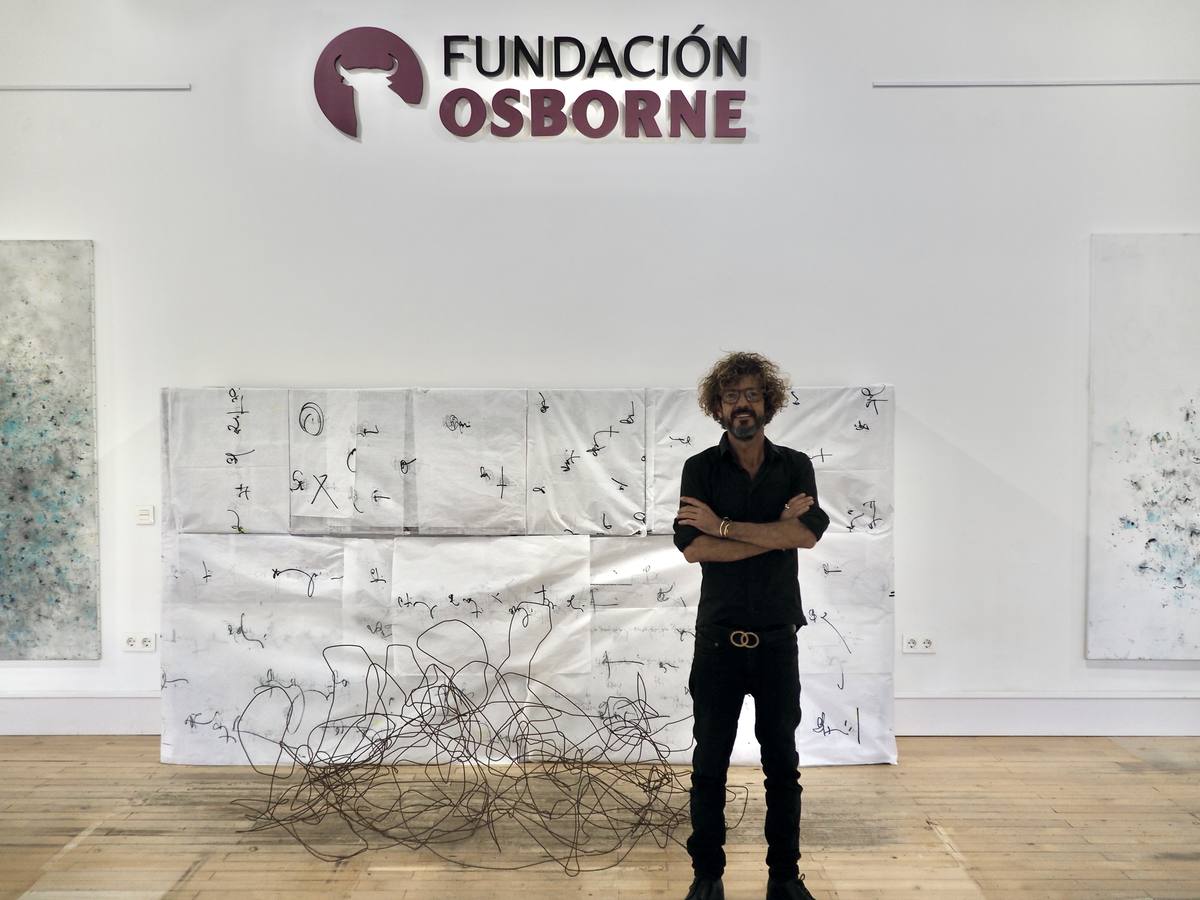 El artista y autor de la exposición, Willie Márquez, en el espacio de la Fundación Osborne.. 