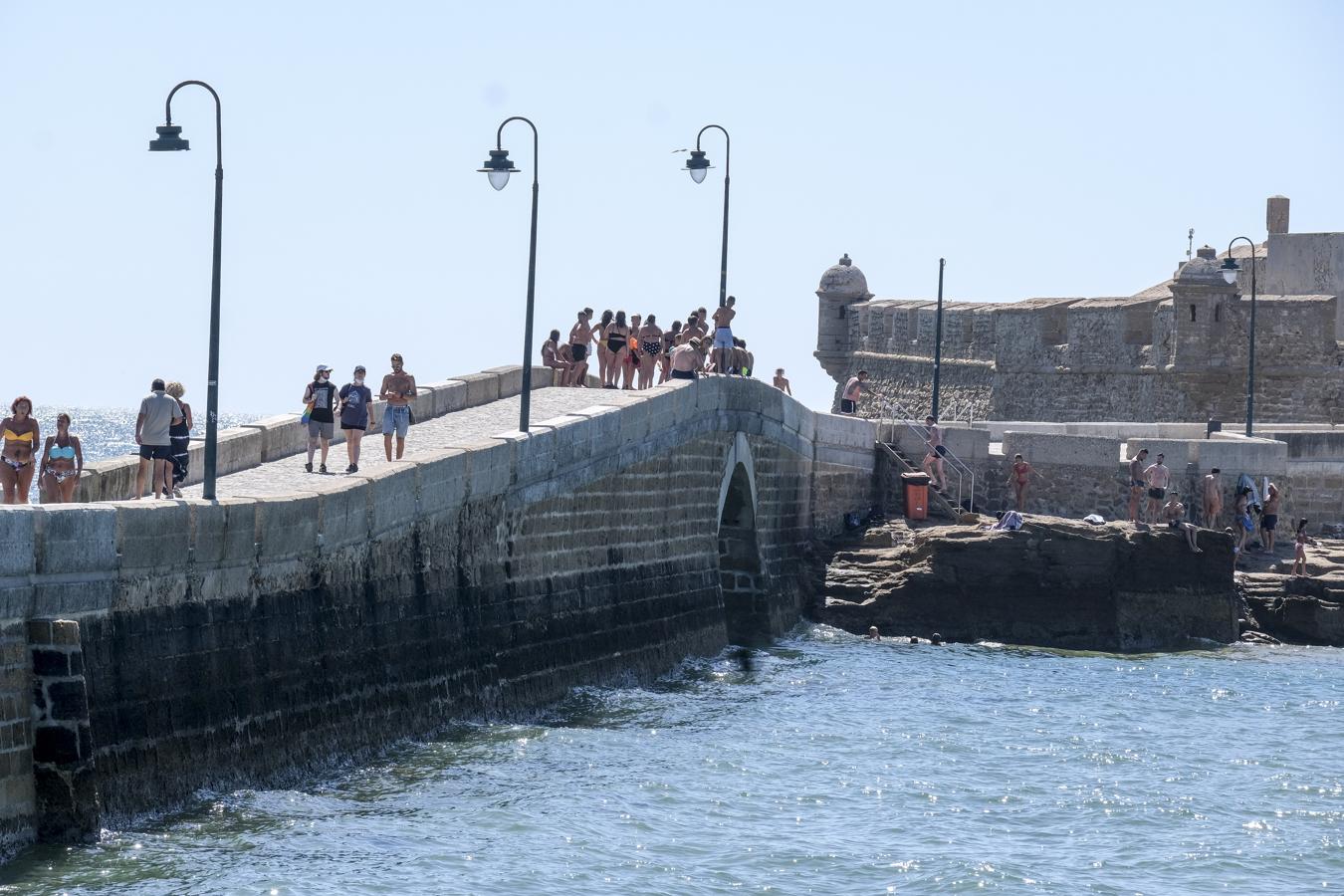 FOTOS: Carteles colocados en el Puente Canal de Cádiz para evitar los saltos