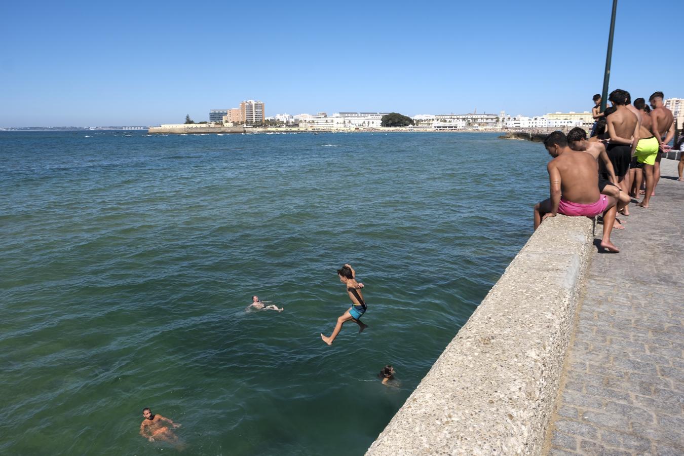 FOTOS: Carteles colocados en el Puente Canal de Cádiz para evitar los saltos