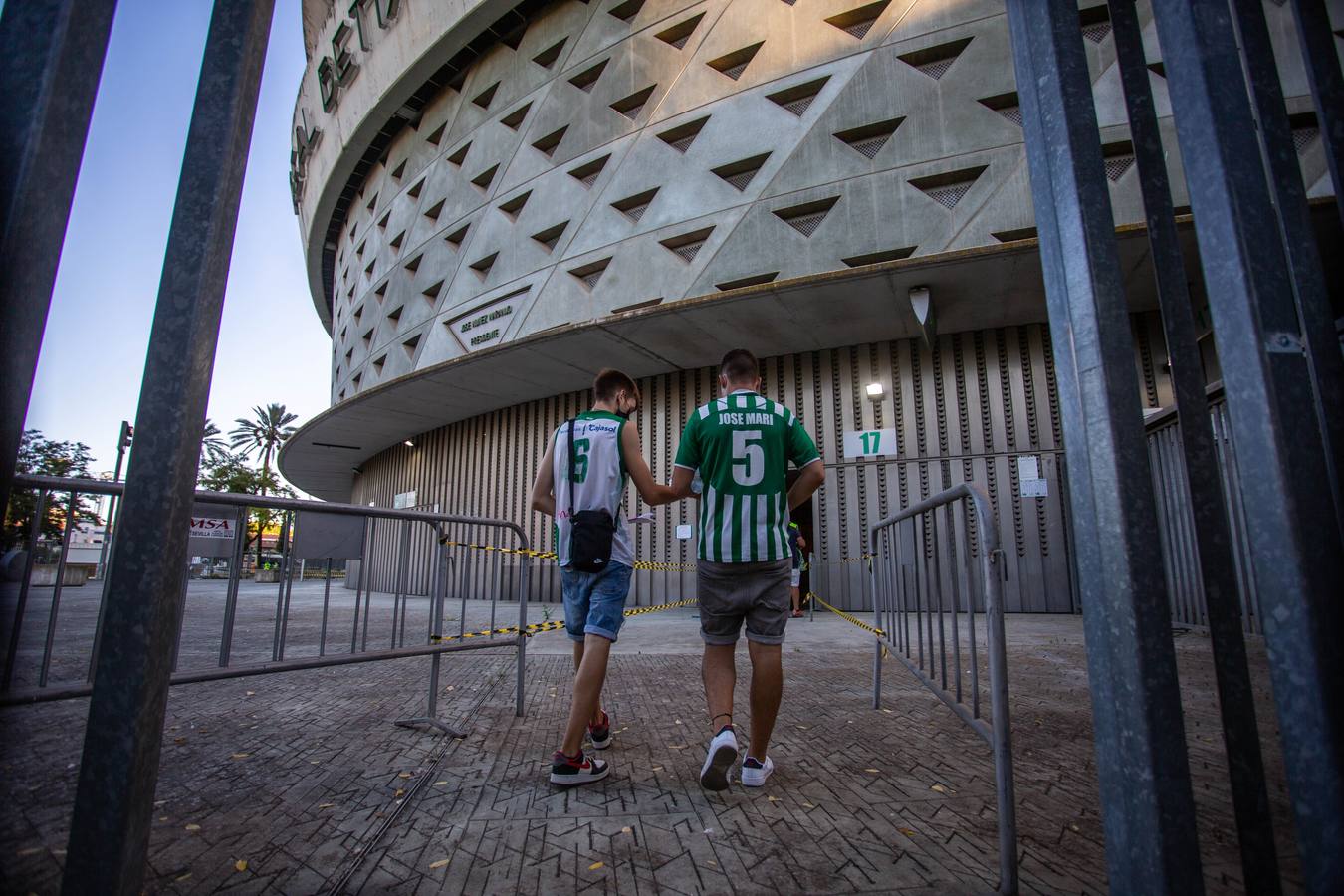 Aficionados verdiblancos en las inmediaciones del estadio Benito Villamarín
