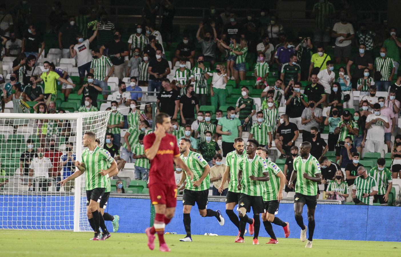 Partido de pretemporada entre el Betis y la Roma disputado en un Benito Villamarín con público