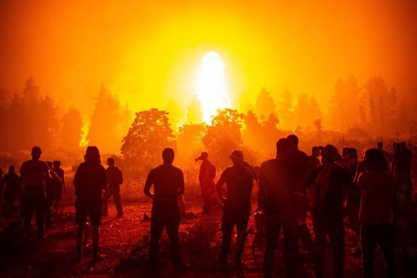 La visibilidad es nula a causa del humo, por lo que los aviones no pueden ayudar por el momento en la extinción de los incendios. 