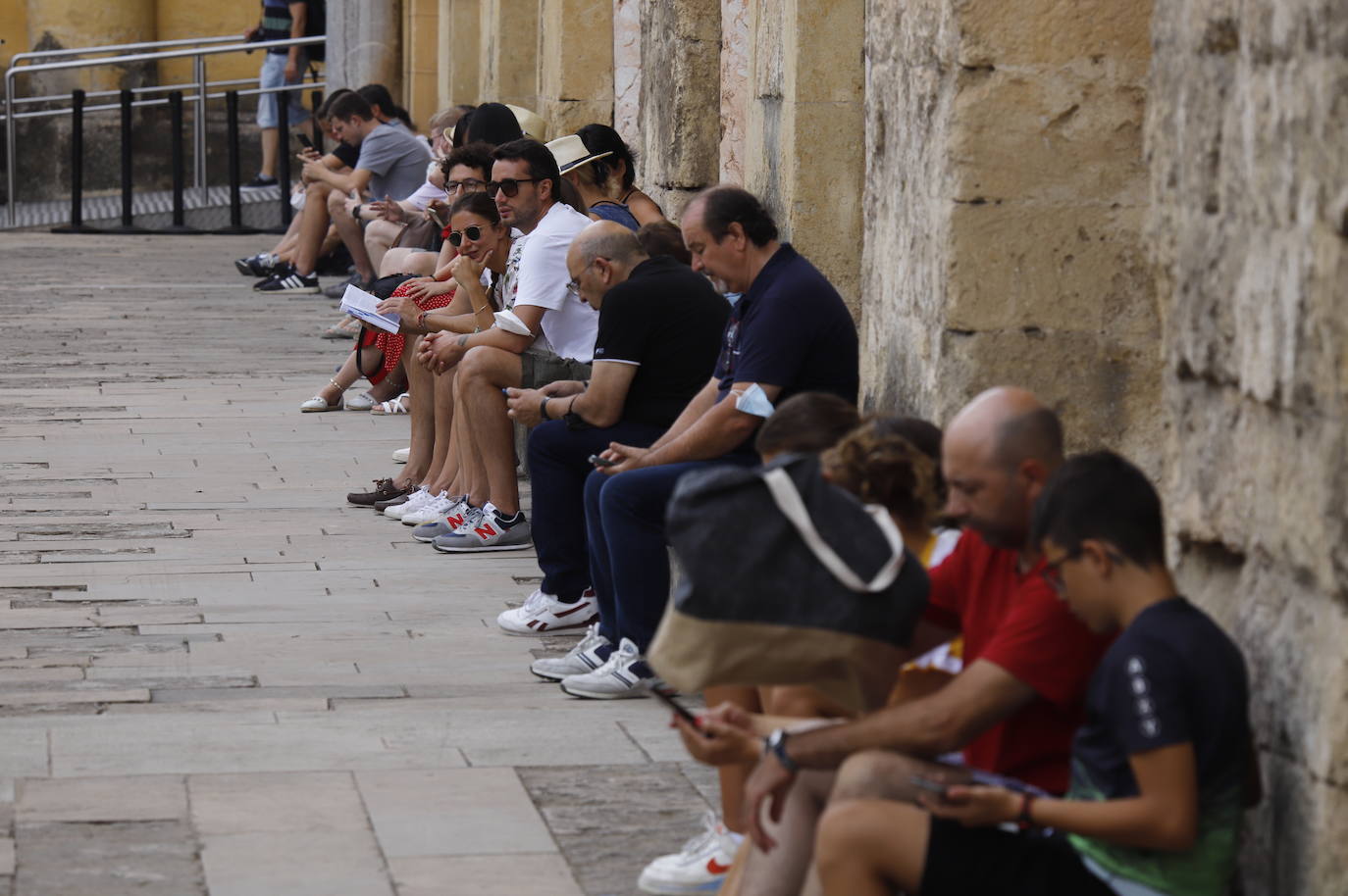 Los turistas durantela ola de calor en Córdoba, en imágenes