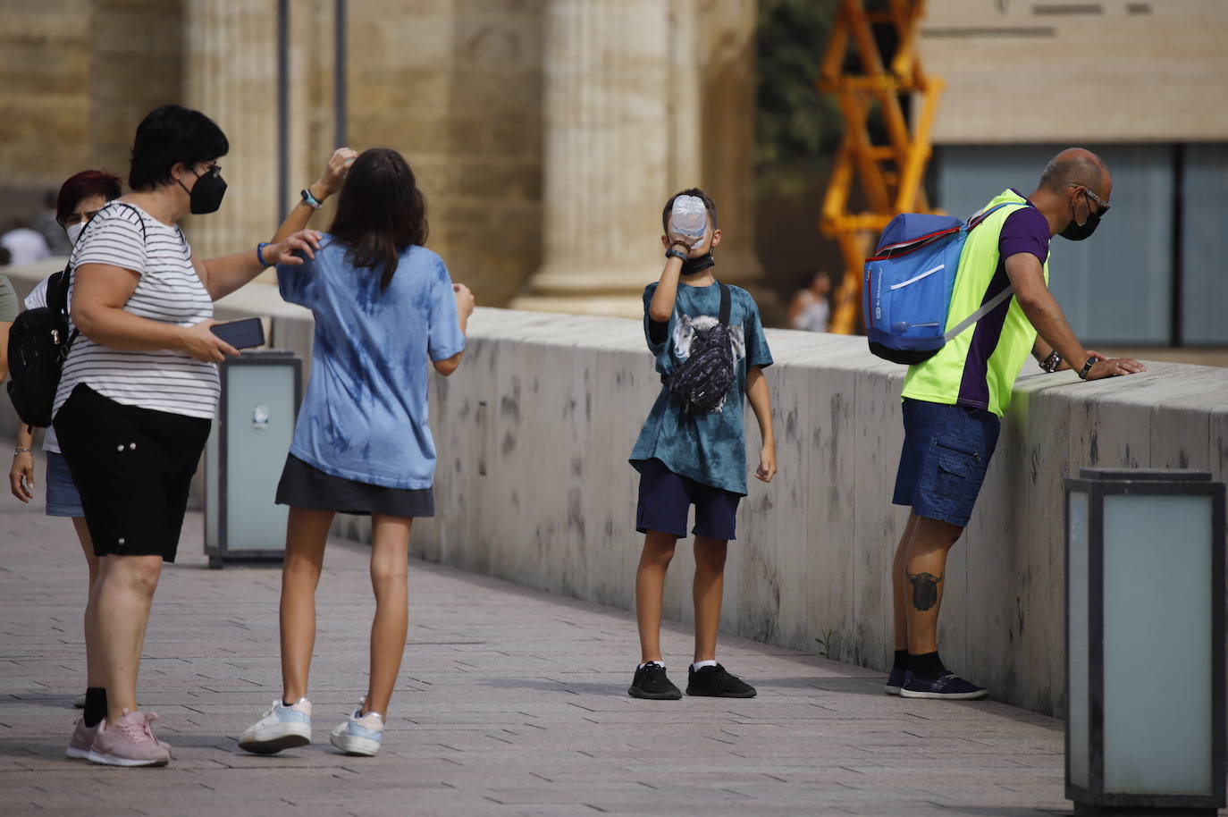 Los turistas durantela ola de calor en Córdoba, en imágenes