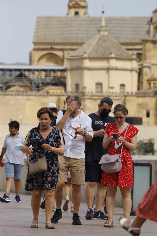 Los turistas durantela ola de calor en Córdoba, en imágenes