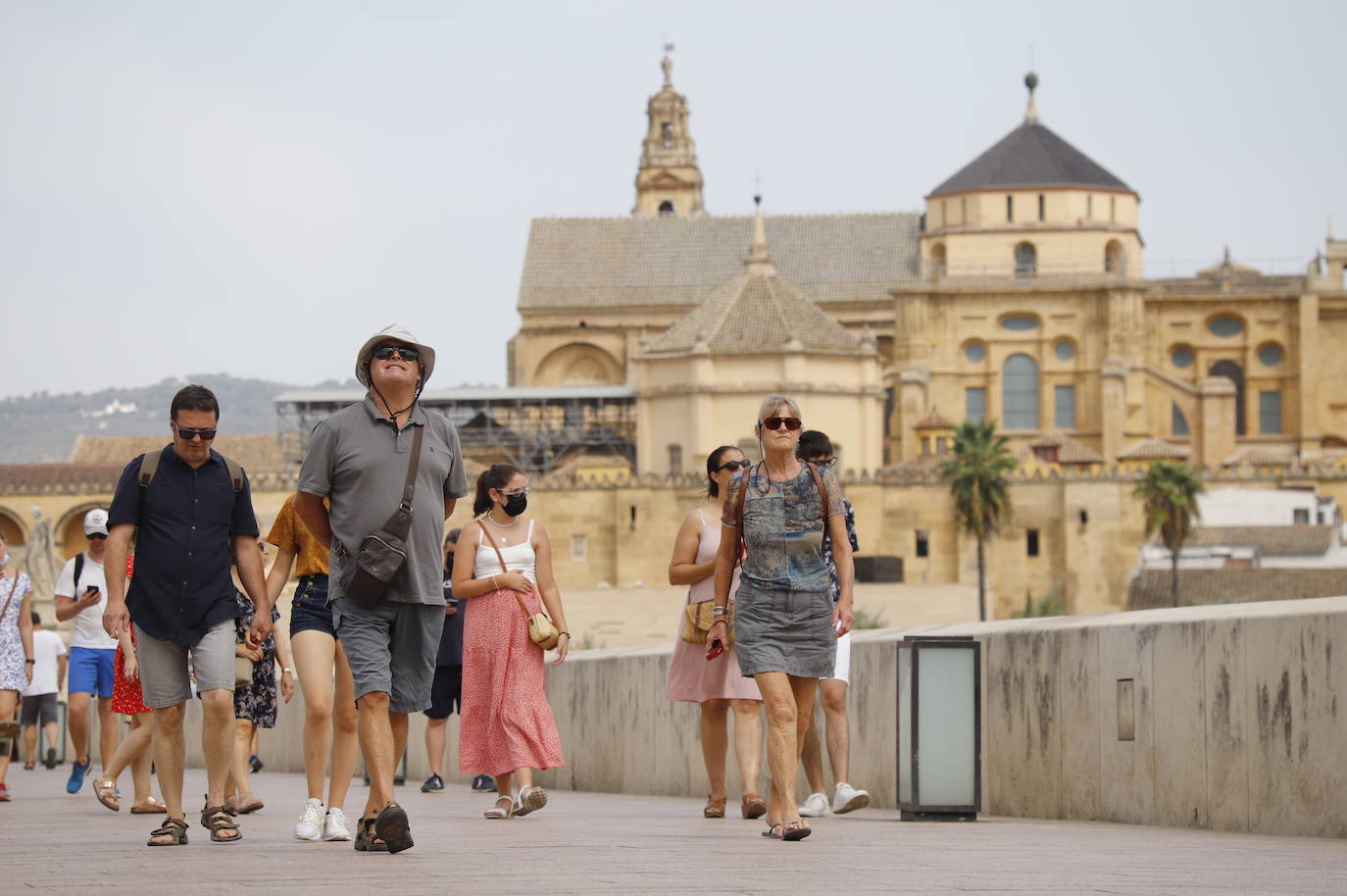 Los turistas durantela ola de calor en Córdoba, en imágenes