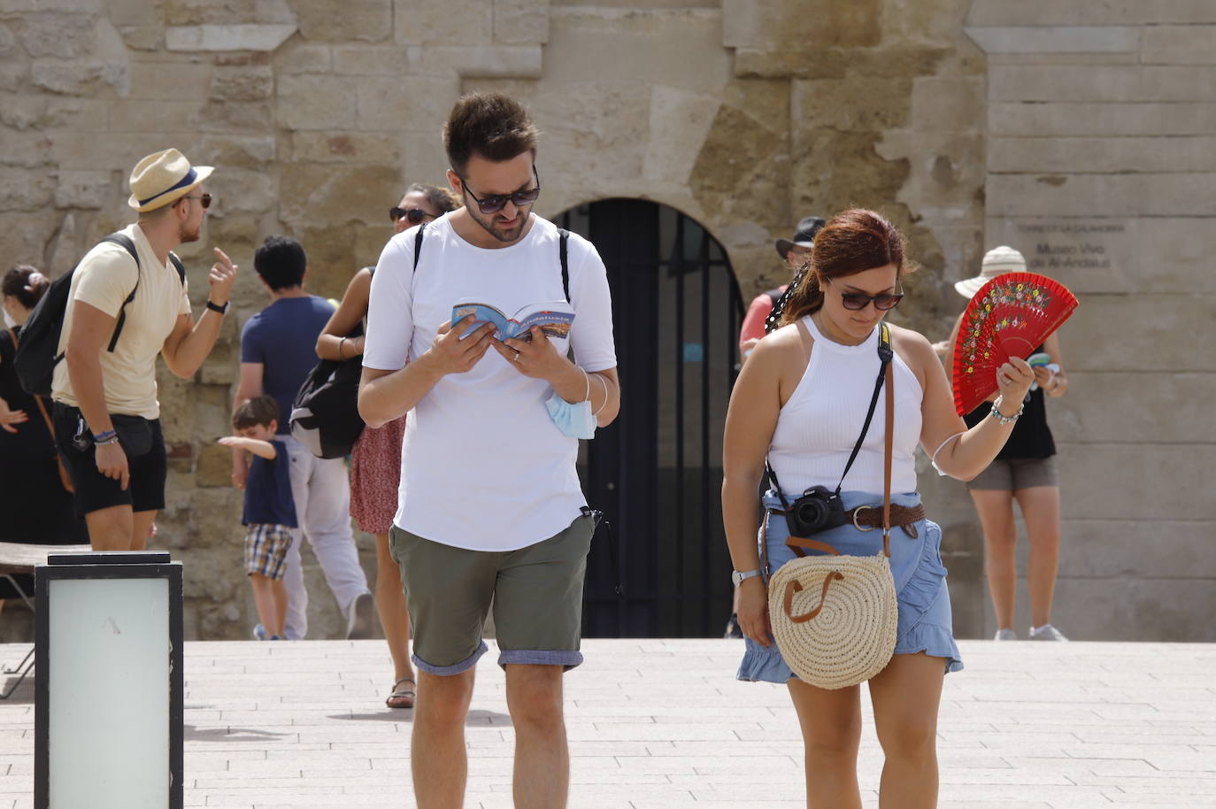 Los turistas durantela ola de calor en Córdoba, en imágenes