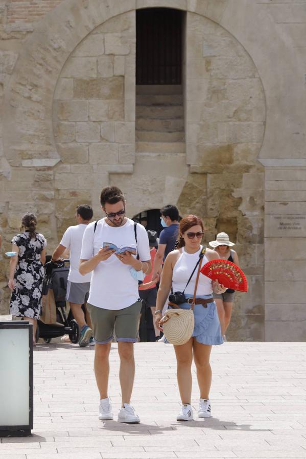 Los turistas durantela ola de calor en Córdoba, en imágenes