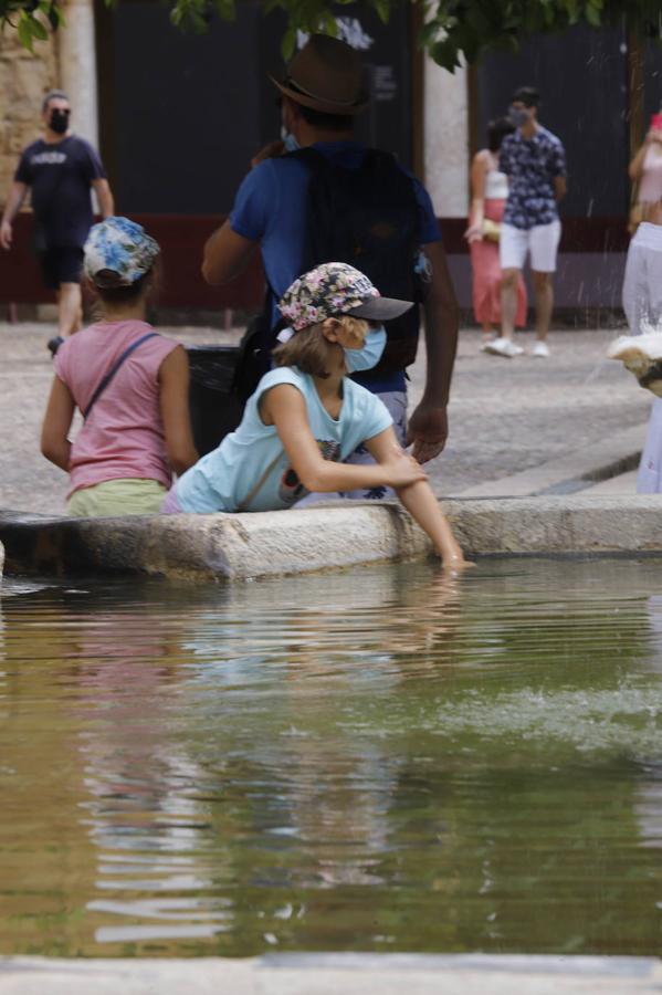 Los turistas durantela ola de calor en Córdoba, en imágenes