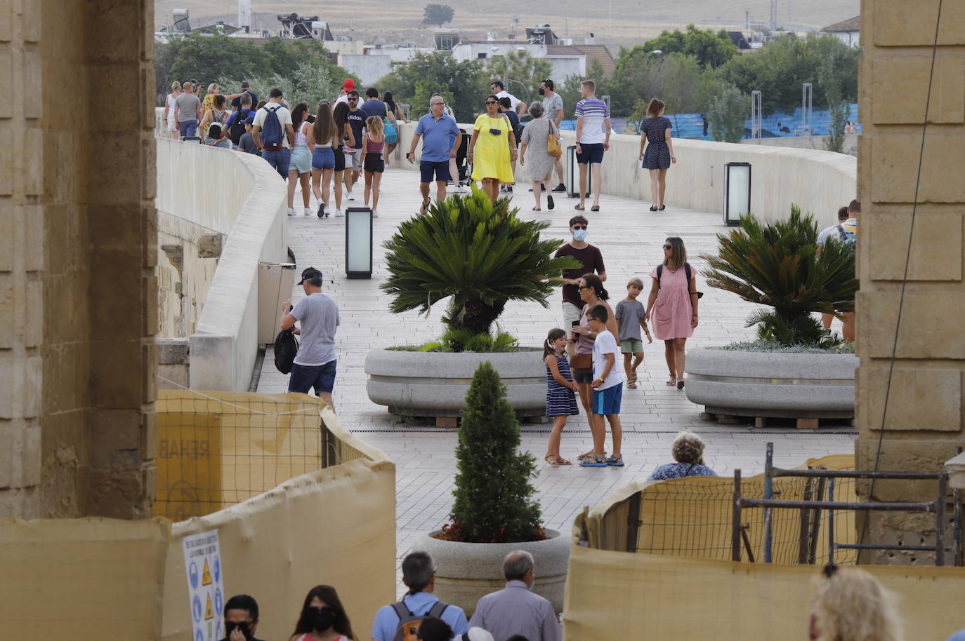 Los turistas durantela ola de calor en Córdoba, en imágenes