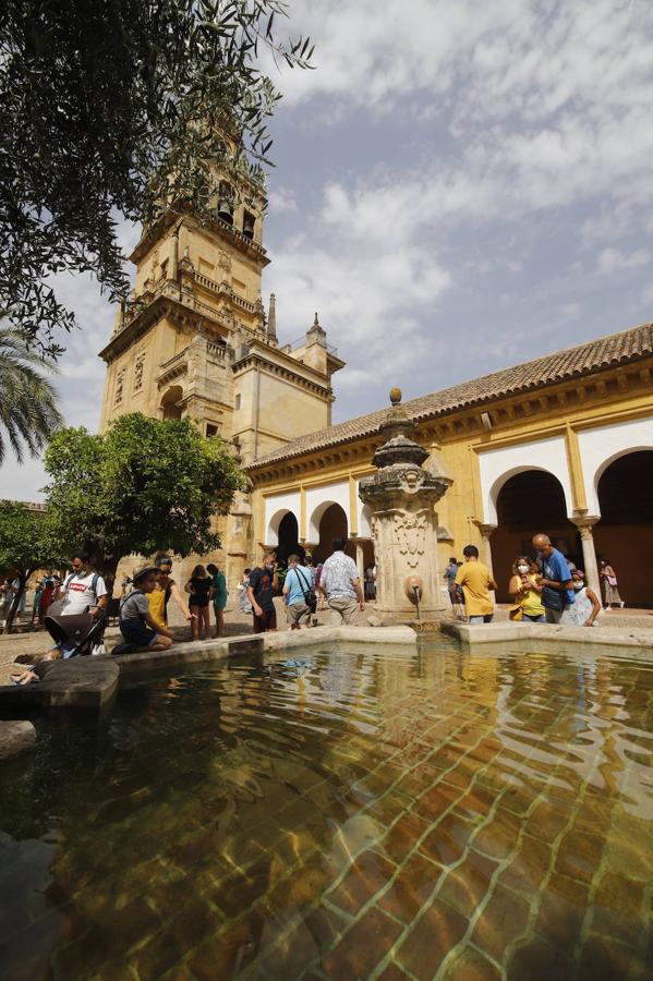 Los turistas durantela ola de calor en Córdoba, en imágenes