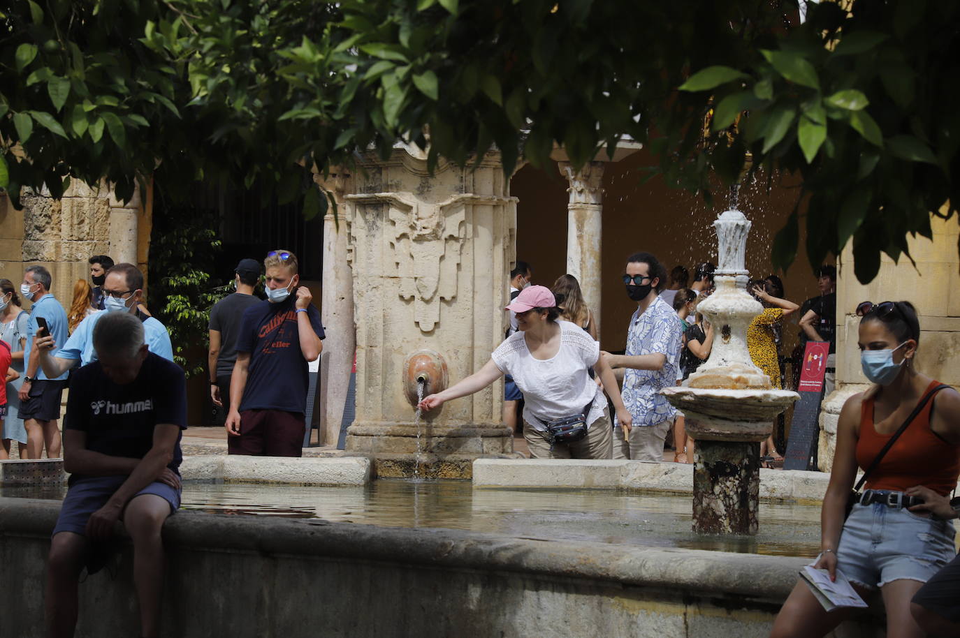 Los turistas durantela ola de calor en Córdoba, en imágenes