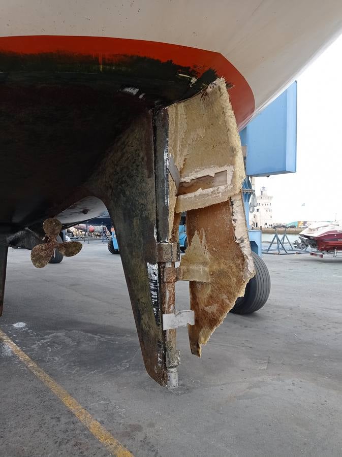 FOTOS: Varios veleros han tenido que pasar por el varadero de Puerto Sherry tras su contacto con las orcas