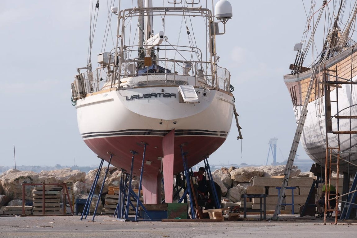 FOTOS: Varios veleros han tenido que pasar por el varadero de Puerto Sherry tras su contacto con las orcas
