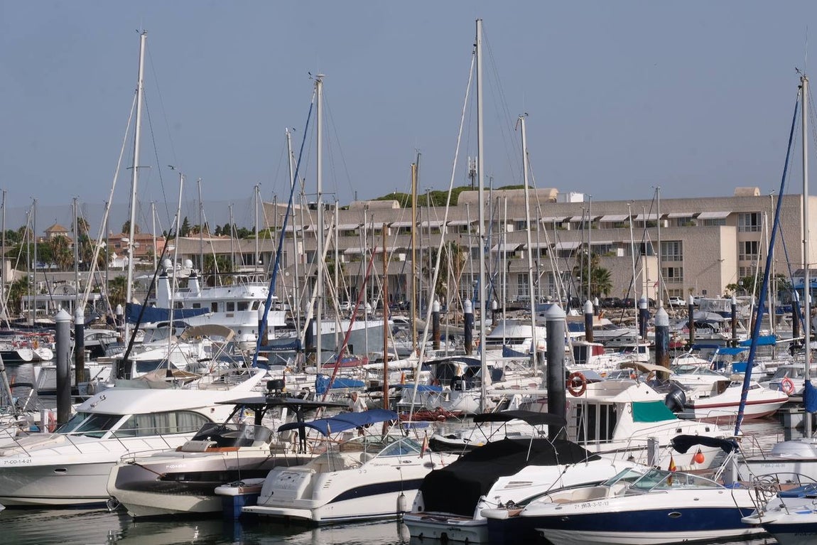 FOTOS: Varios veleros han tenido que pasar por el varadero de Puerto Sherry tras su contacto con las orcas