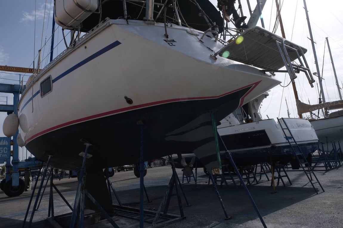 FOTOS: Varios veleros han tenido que pasar por el varadero de Puerto Sherry tras su contacto con las orcas