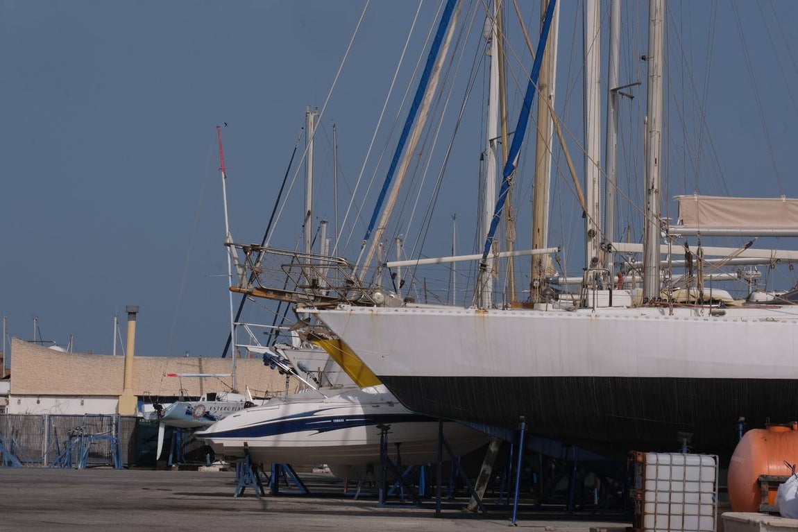 FOTOS: Varios veleros han tenido que pasar por el varadero de Puerto Sherry tras su contacto con las orcas