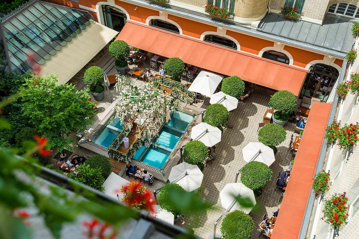 Le Royal Monceau, es un hotel de cinco estrellas Gran Lujo situado en la Avenue Hoche, a escasos pasos de los Campos Elíseos y el Arco del Triunfo.