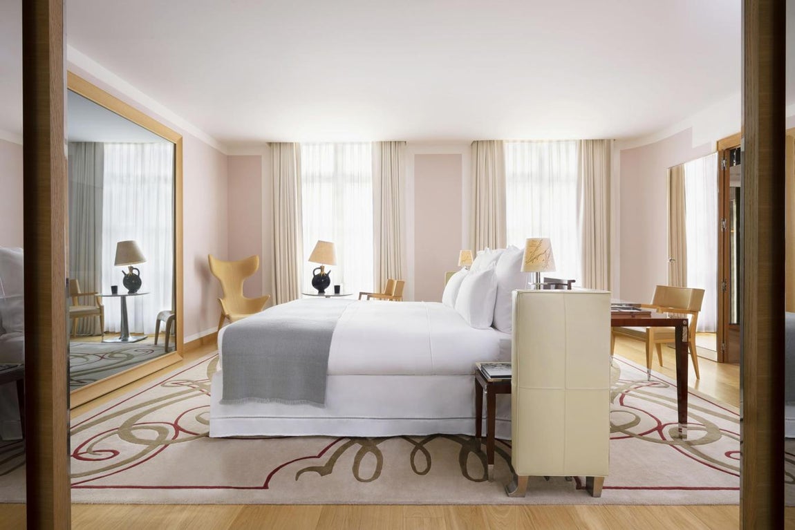 Mientras que el precio por noche de las suites presidenciales y los apartamentos asciende hasta los 14.500 y 15.500 euros diarios respectivamente, eso sí, la estancia cuenta con 350 metros cuadrados.