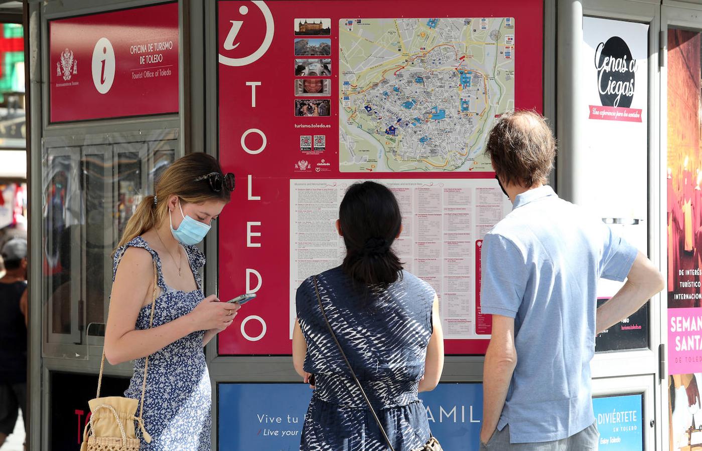 Turistas en plena ola de calor en Toledo