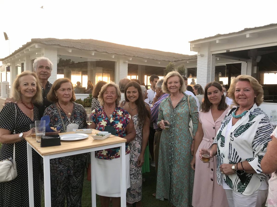 Pilar Barra, Daniel Alberola, Purificación Montero-Galvache, Keka Barquín, Teresa Barra, Lola Barquín, Fátima Barra y Marion Barquín. 