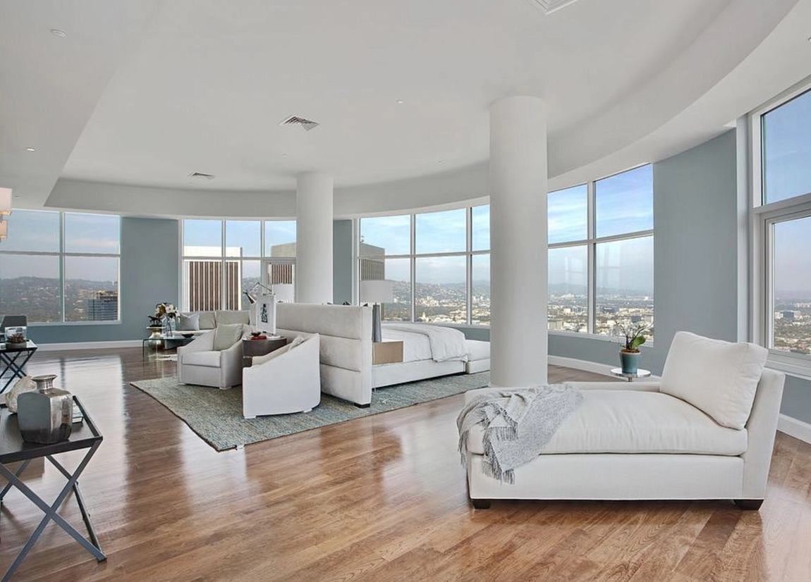 Así es el penthouse de Matthew Perry. La suite principal ofrece una sala de estar con chimenea, dos espectaculares baños, uno de ellos con acceso a la terraza privada, y vestidor.