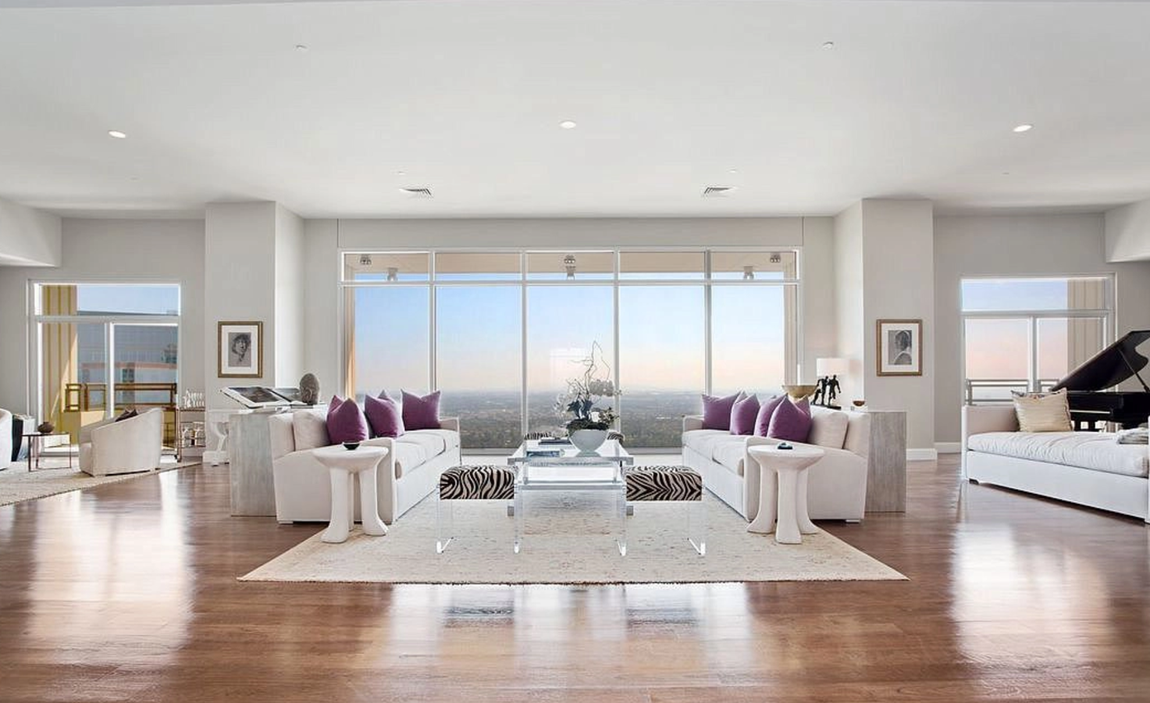 Así es el penthouse de Matthew Perry. Pero, ¡ojo! porque también ha vendido recientemente su casa frente al mar en Malibú por 13,1 millones de dólares, unos 10,9 millones de euros al cambio.