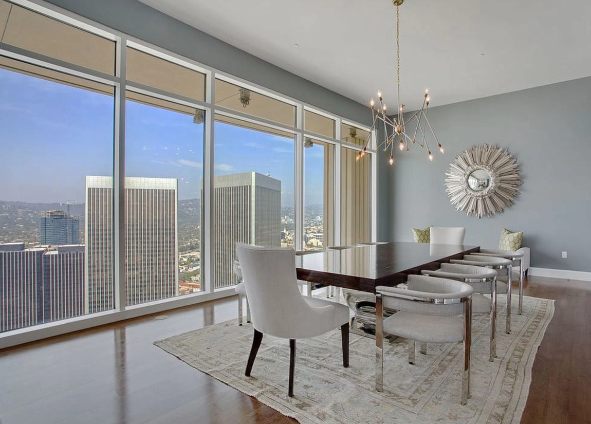 Así es el penthouse de Matthew Perry. La vivienda que nos ocupa en este momento ha sido puesta a la venta por 21,6 millones de dólares (unos 18 millones de euros), cifra que ha pagado un comprador anónimo de China y que, supuestamente, superó a la oferta que hizo la ex mujer del administrador Jeffrey Feinberg.