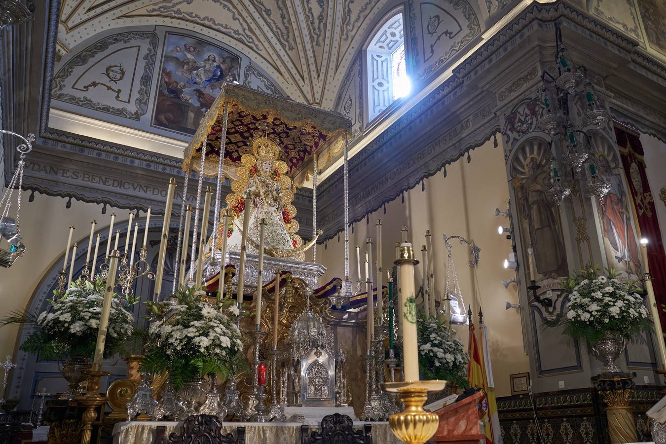 La Virgen amanece como el sol de agosto en su festividad del Rocío Chico