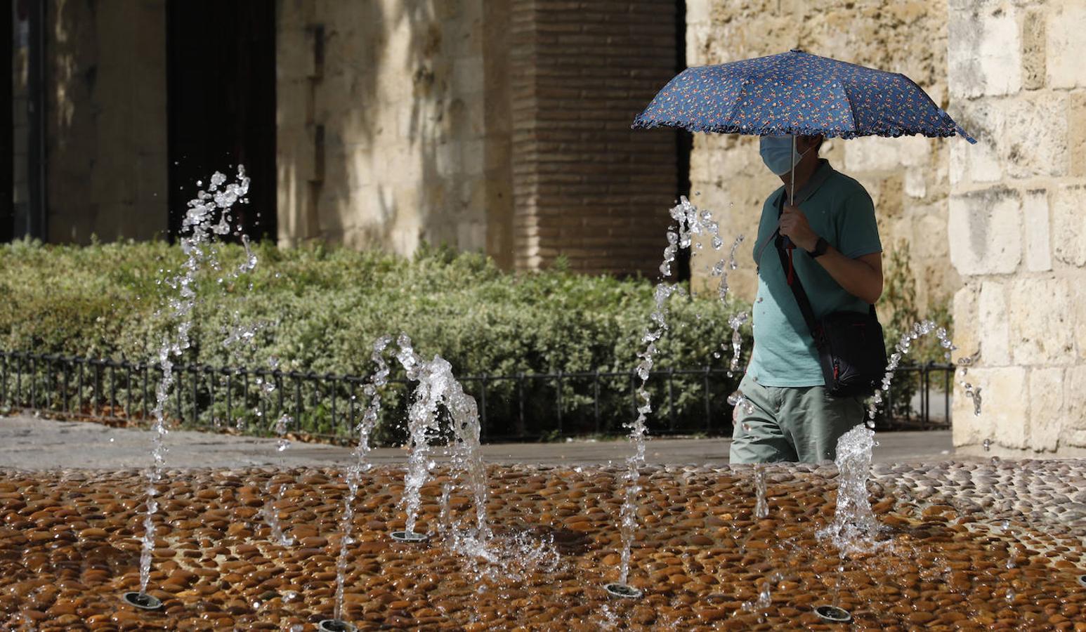 Un turista pasea por el casco histórico de Granada en plena ola de calor. 