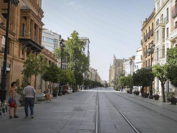 Las peores previsiones meteorológicas no se cumplieron y la temperatura fue este sábado en Sevilla muy alta, pero no de récord