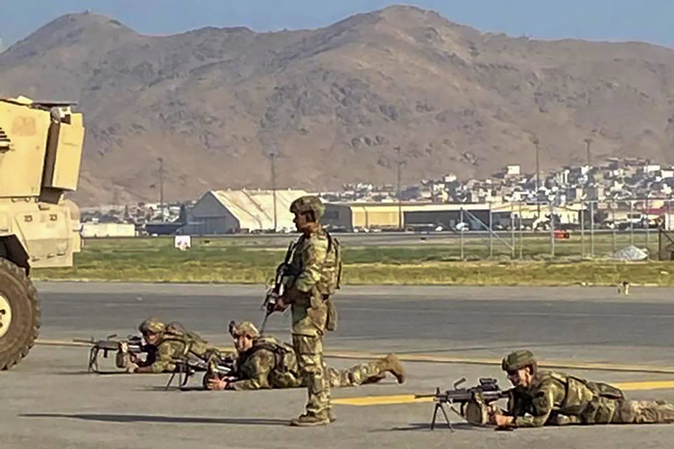 Soldados estadounidenses toman posiciones en el aeropuerto de Kabul. 
